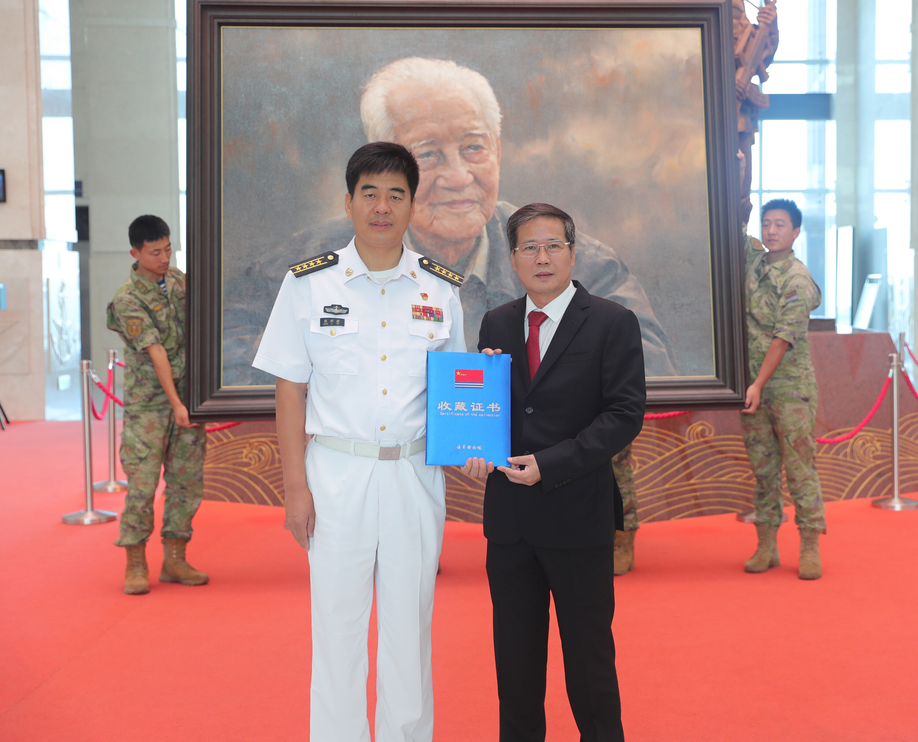 中国人民解放军海军博物馆馆长张利波（左）向广东画院副院长冯少协颁发收藏证书.jpg