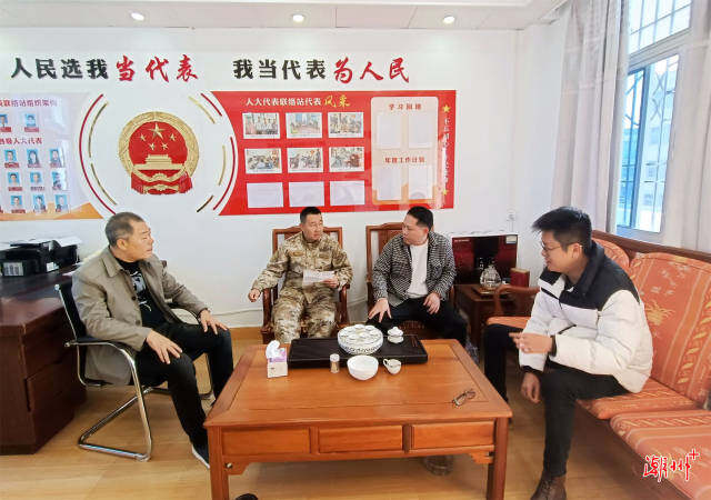 县人武部副职领导闫明在柘林镇柘中社区了解应征青年报名情况。