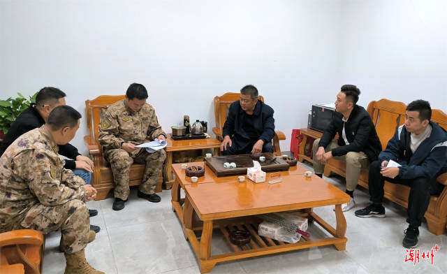 县人武部主要领导胡钒鹏在黄冈镇新合村了解应征青年报名情况。