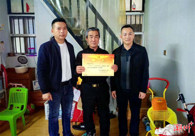 杨江松一行在汫洲镇东灶村送立功喜报。