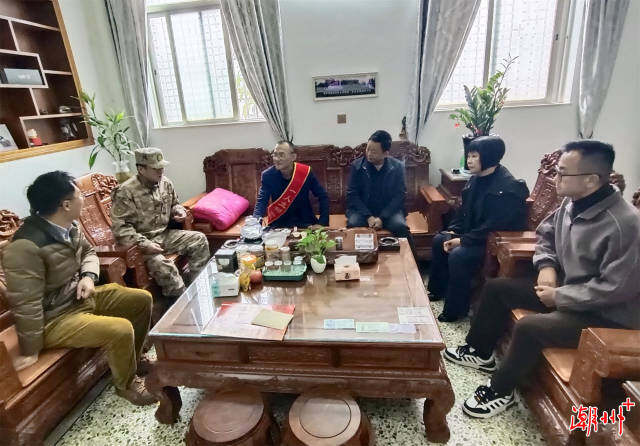 胡钒鹏一行在大埕镇上东村送立功喜报。