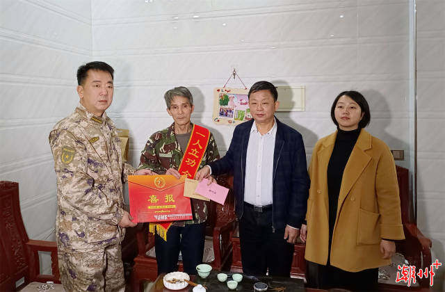 黄振雄一行在浮滨镇王社鸣阳顶送立功喜报。