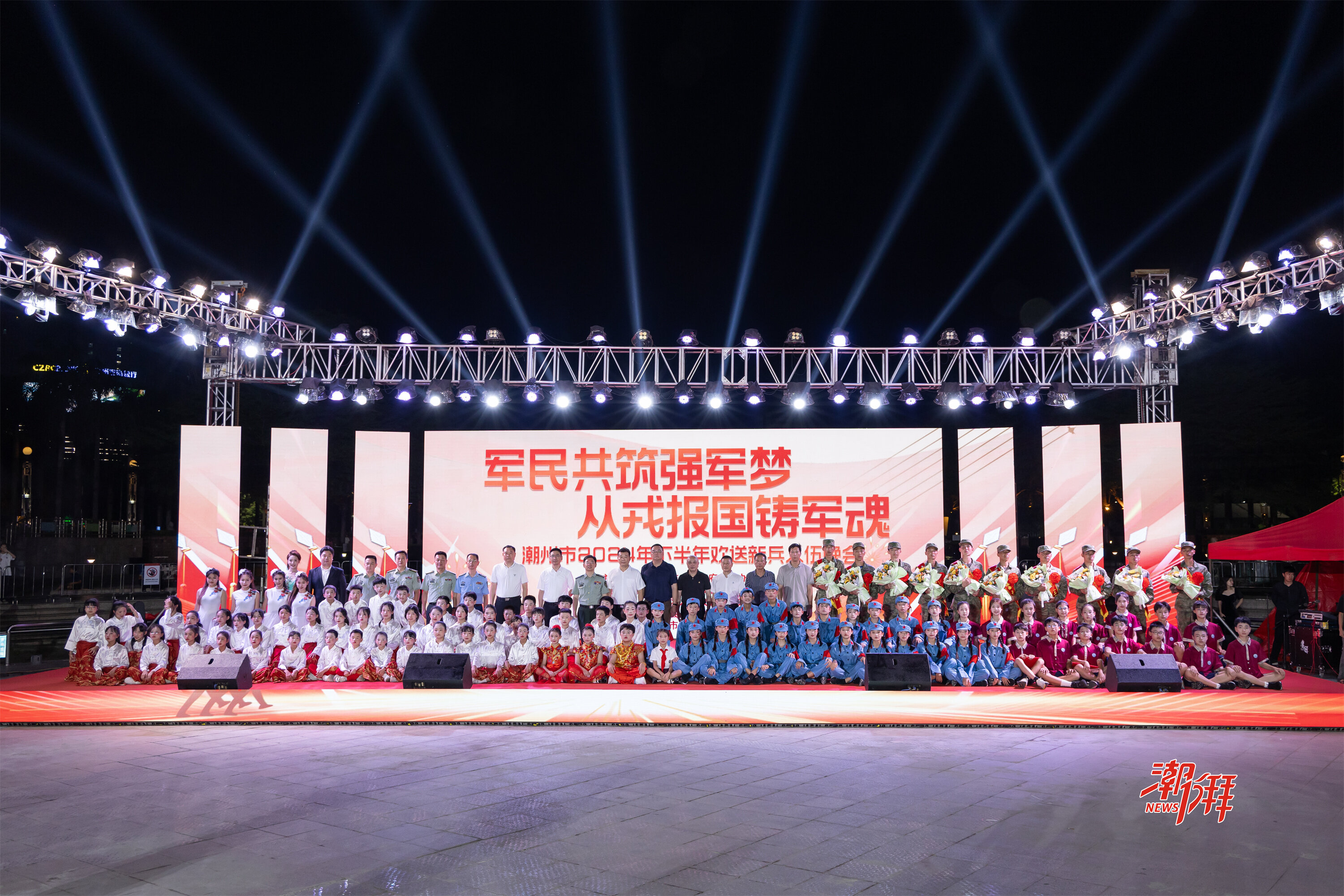 9、与参演人员合影。.jpg