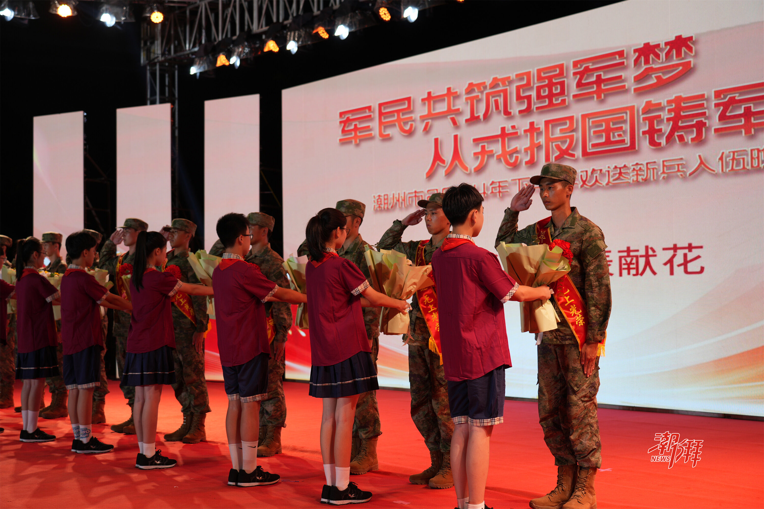2、向新兵代表鲜花。.jpg
