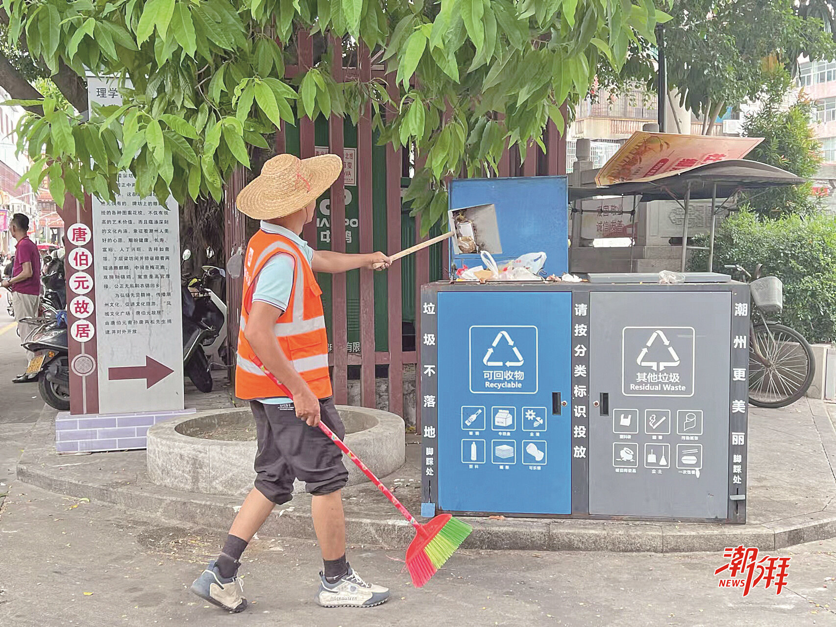 环卫工人在清运垃圾制作后.jpg